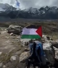 اهتزاز پرچم فلسطین بر فراز اورست