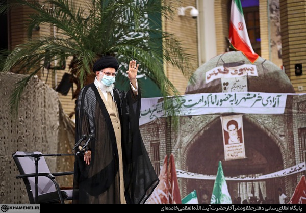 قائد الثورة الاسلامية یلتقی مع رواد وقادة الدفاع المقدس  