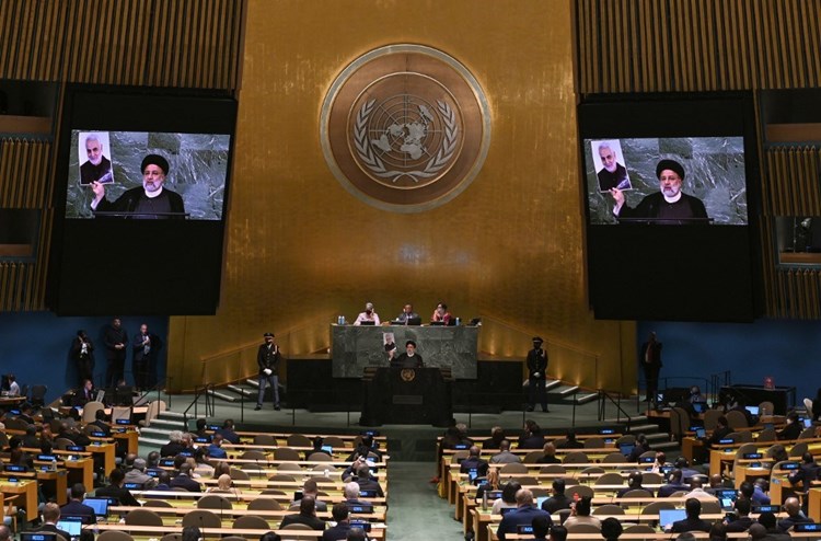 الرئيس الإيراني إبراهيم رئيسي يرفع صورة الشهيد #قاسم_سليماني في الجمعية العامة للأمم المتحدة