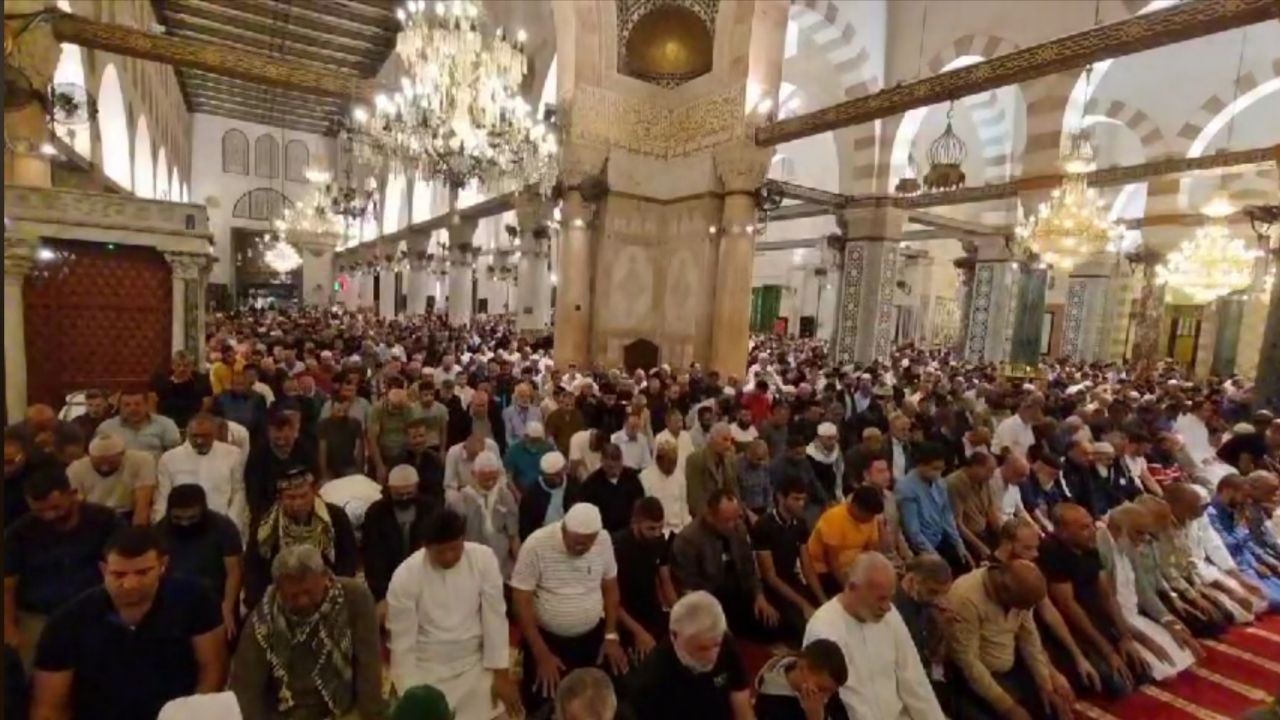 الآلاف من المواطنين يؤدون صلاة الفجر في المسجد الأقصى  