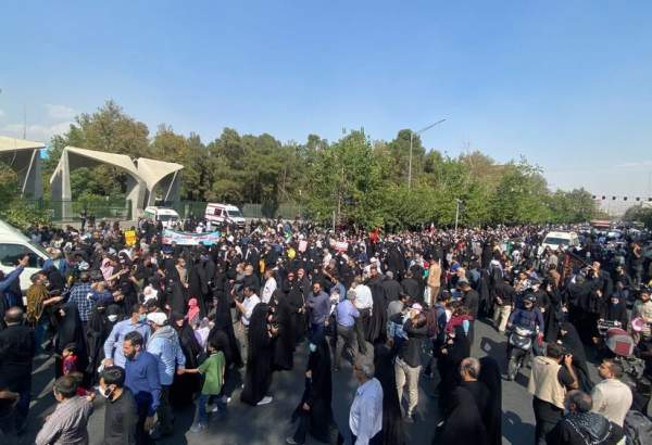 Les habitants de Téhéran organisent de grands rassemblements contre les émeutiers après la prière du vendredi