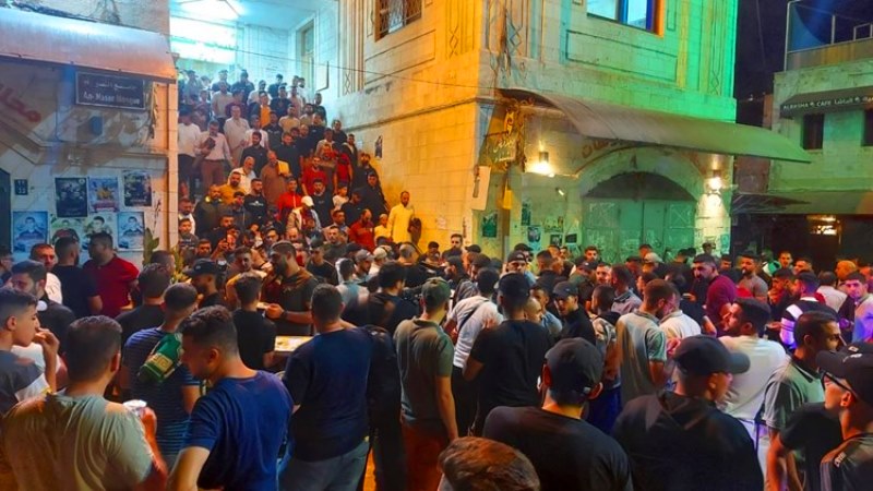 آلاف الفلسطينيون بعد أداء صلاة الفجر - مسجد نابلس - الضفة الغربية