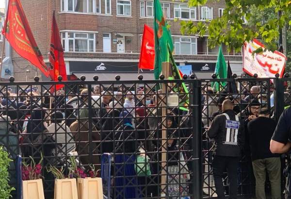 انقلاب کے حامی "لبیک یا حسین" کے نعرے کے ساتھ لندن میں جمع ہوئے