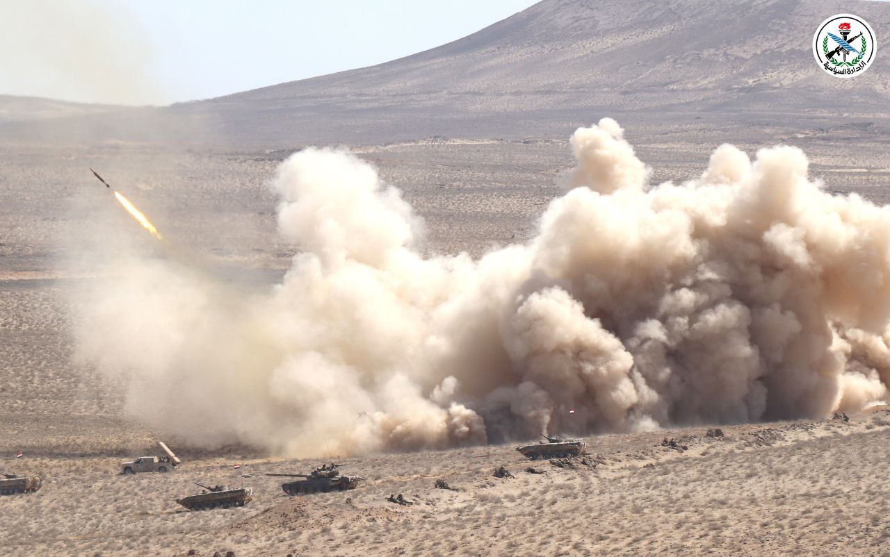 مناورة ضخمة للجيش السوري شاركت فيها القوات الصاروخية والمدرعات  
