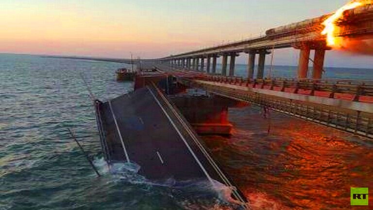 روسيا: تعطّل جسر القرم مؤقتاً جرّاء انفجار سيارة مفخخة  