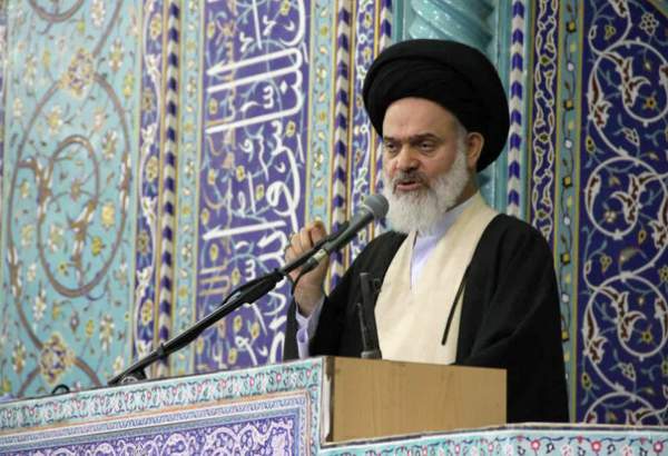 ملت ایران با قامتی استوار مسیر انقلاب اسلامی را ادامه می دهد