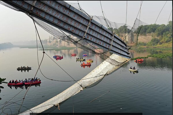 کشته شدن ۱۳۲ نفر در ریزش پلی در هند