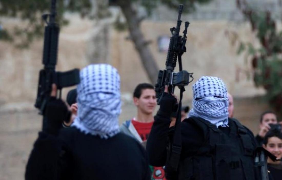 مقاومون فلسطينيون يطلقون النار تجاه قوات الاحتلال غرب جنين