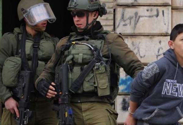 Israeli forces injure Palestinian man, kidnap son in Ramallah