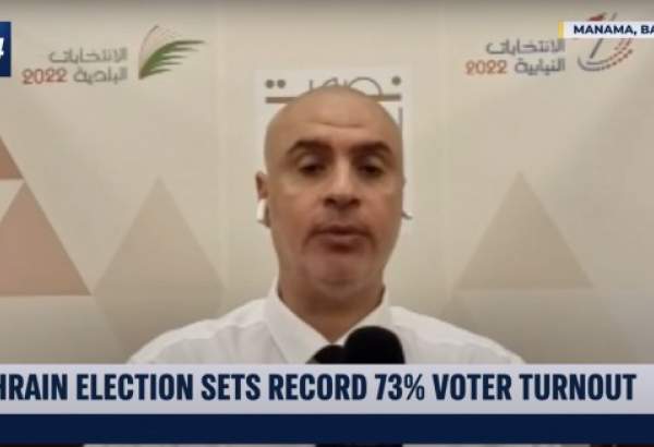 مراسل قناة i24 "الإسرائيلية"، متحدثا من أحد مراكز الاقتراع في البحرين - 12 نوفمبر 2022