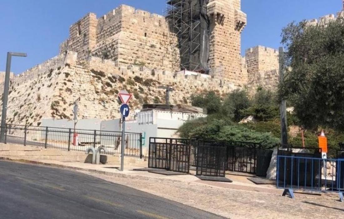 الاحتلال يُزيل سقف وهلال مئذنة مسجد قلعة القدس في  باب الخليل