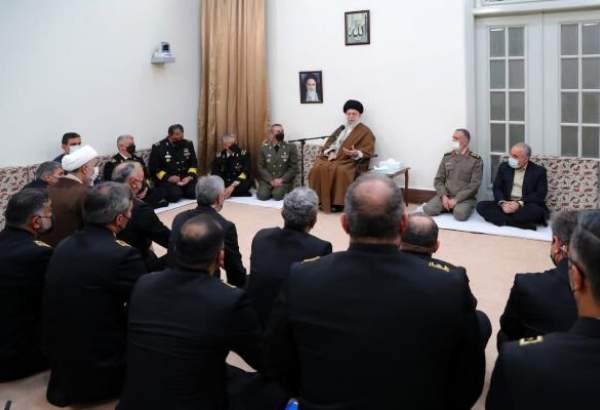 Le Leader reçoit des commandants et des responsables de la marine iranienne