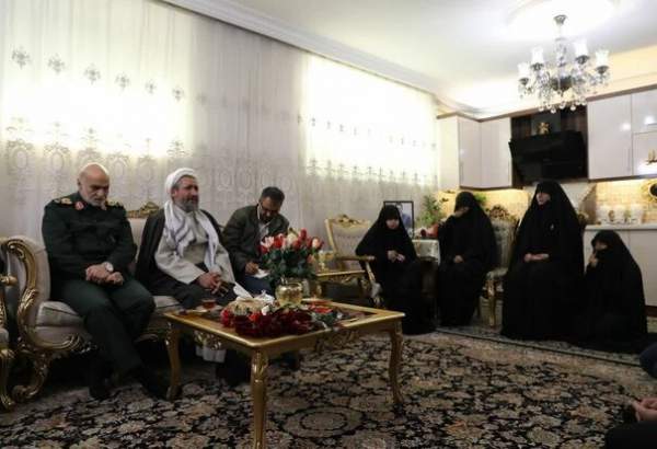 حجۃ الاسلام برہان باقری کی بسیج کے شہید دانیال رضا زادہ کے اہل خانہ سے ملاقات