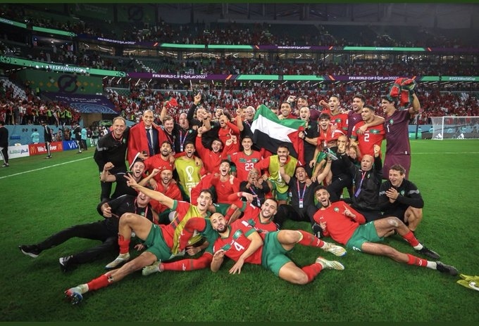 المنتخب المغربي يرفع علم فلسطين احتفالا بالفوز على إسبانيا+فلم  