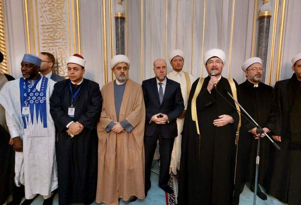 Les invités de 18 Forum international des musulmans de la Russie participent à la prière du vendredi de Moscou  