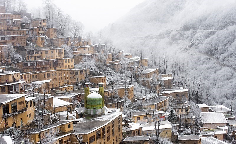 تساقط الثلوج في "ماسوله" المدينة المتدرجة التاريخية شمال إيران  