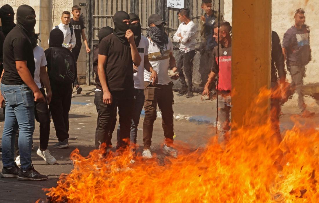 فلسطينيون يحرقون البرج العسكري للاحتلال على مدخل بلدة بيت أمر  