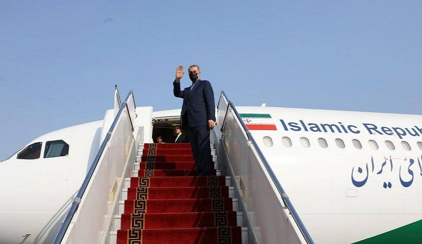 وزير الخارجية الإيراني یغادر طهران متوجها إلى مسقط