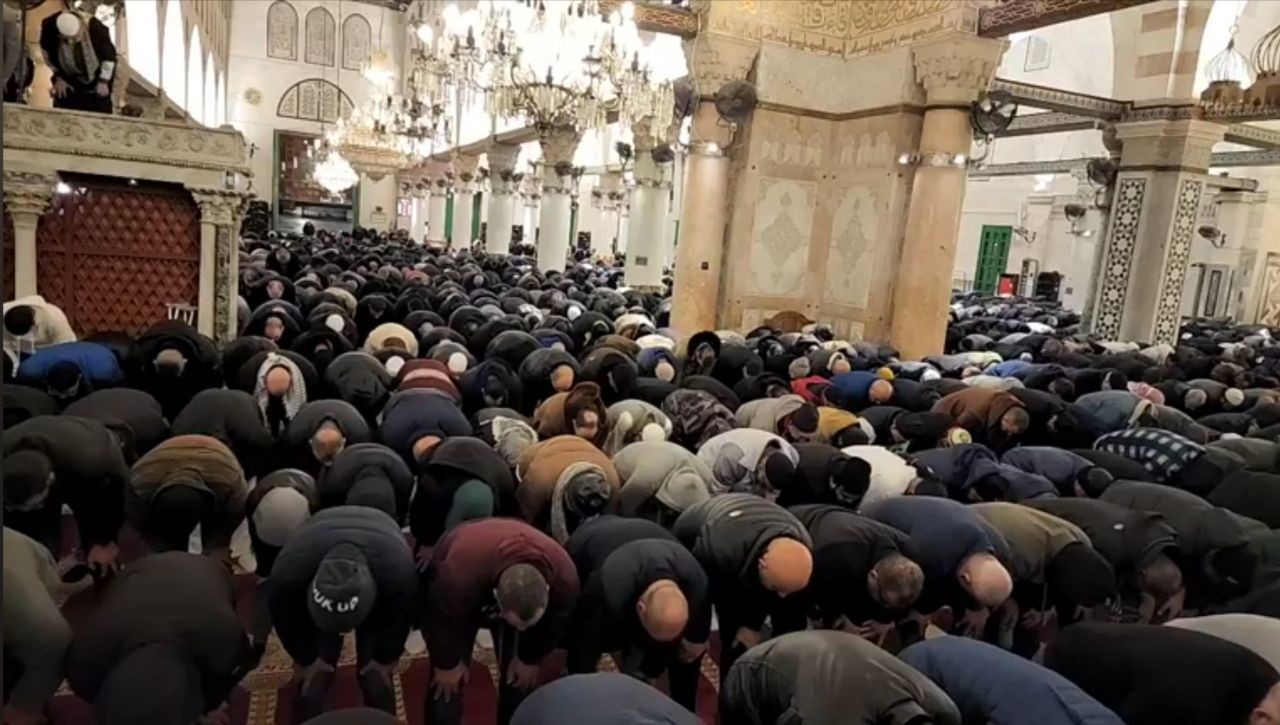 الآلاف يـــؤدون صلاة الفـــجر بالمسجد الأقصى المبارك والإبراهيمي ومساجد الضفة  