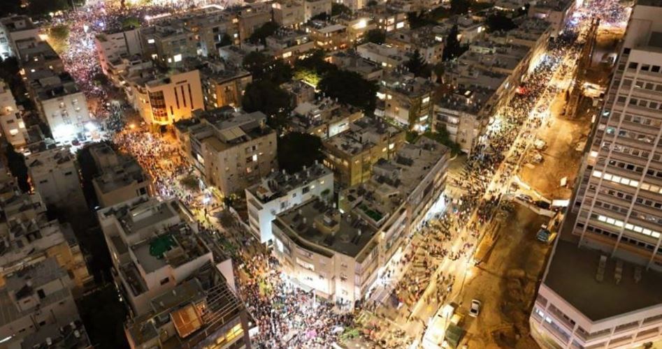 آلاف الصهاينة يتظاهرون ضد حكومة نتنياهو و يطالبون بإنهاء الاحتلال الإسرائيلي للأراضي الفلسطينية