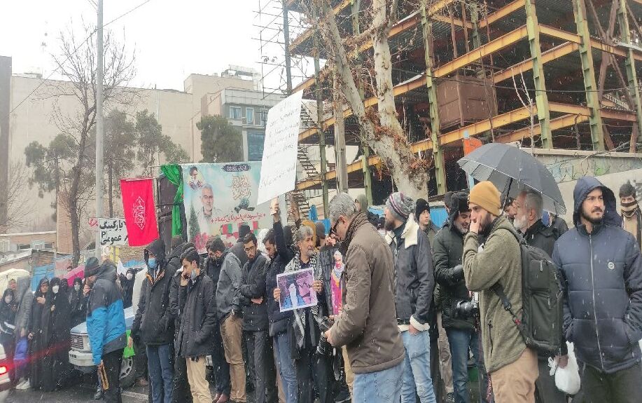 تجمع اعتراضی گروهی از مردم و دانشجویان مقابل سفارت فرانسه