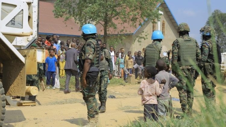 عناصر من جيش جمهورية الكونغو الديمقراطية في محل الانفجار