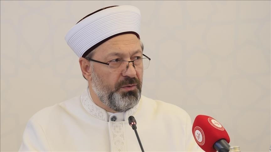 رئيس الشؤون الدينية التركي يدين سماح السويد بتنظيم عمل يهدف بحرق القرآن