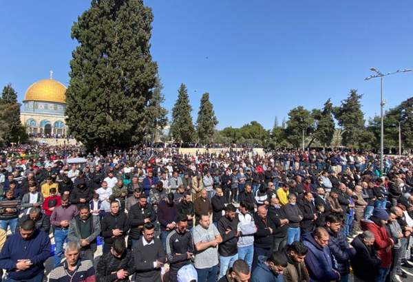 Thousands of Palestinian worshipers attend communal Friday prayer in al-Aqsa Mosque