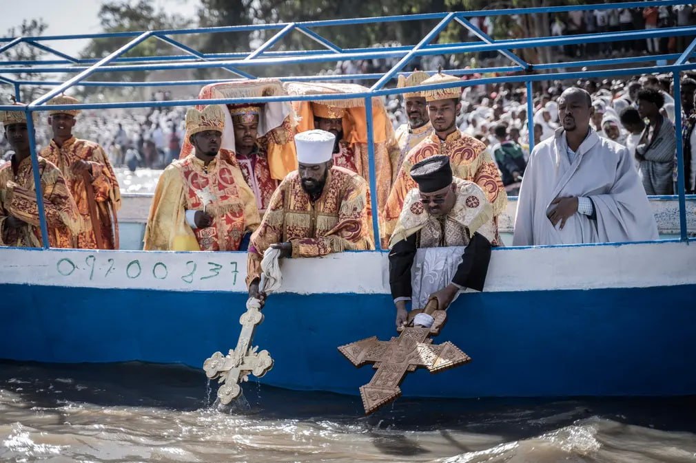 برگزاری مراسم عید تجلیل بر روی دریاچه توسط کاهنان اعظم در اتیوپی