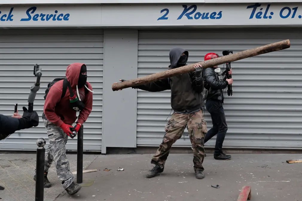 وسیله دفاعی مردم معترض در مقابل پلیس فرانسه