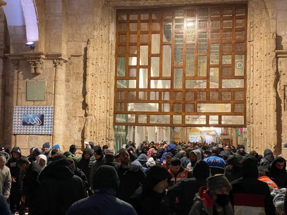 الآلاف يؤدون صلاة فجر الجمعة بالمسجد الأقصى تلبية للدعوات المقدسية