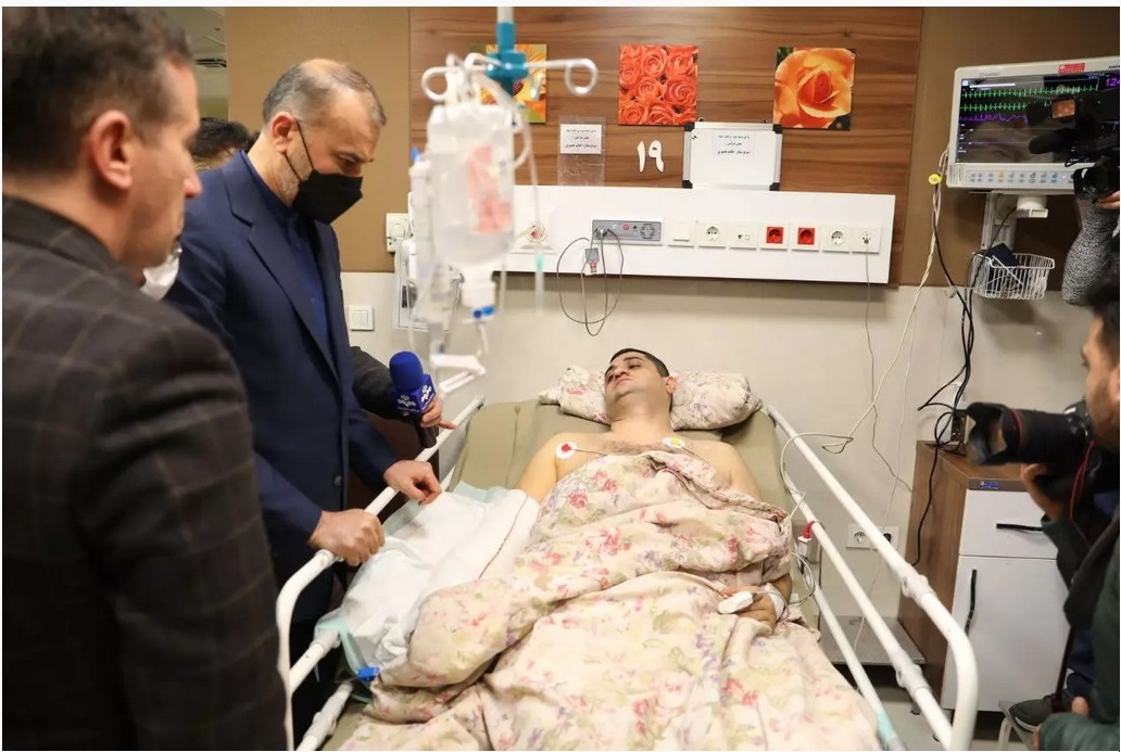 وزير الخارجية يتفقد مصابي الحادث الذي وقع في السفارة الأذربيجانية في طهران  