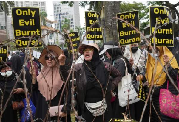 راهپیمایی اعتراض آمیز مسلمانان اندونزی در محکومیت سوزاندن قرآن کریم در سوئد +تصاویر