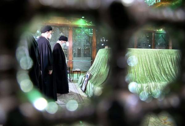 Supreme Leader visits mausoleum of late Imam Khomeini (RA)