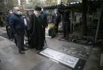 Le Leader de la Révolution islamique visite le Golzar (cimetière) des martyrs à Téhéran  