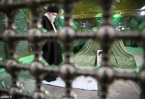 قائد الثورة الاسلامية یزور مرقد الامام الخمینی (رض) وقبور الشهداء