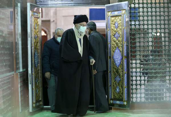 الإمام الخامنئي يزور مرقد الإمام الخميني (رض) بمناسبة "عشرة الفجر المباركة"  