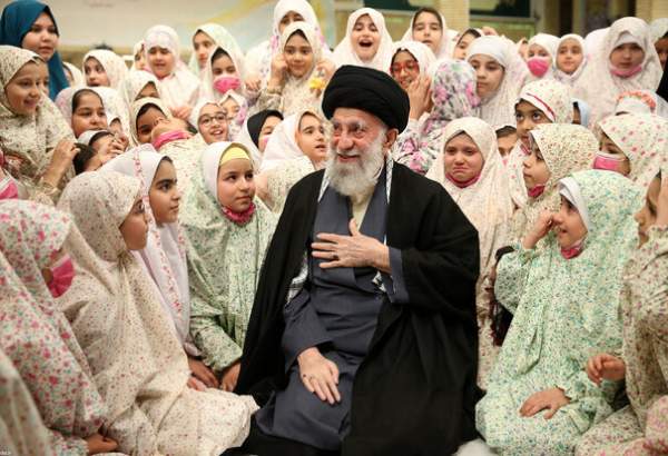 Le Leader exhorte les jeunes filles à étudier pour le progrès de l