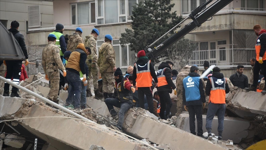 تركيا تعلن عن ارتفاع عدد ضحايا الزلزال إلى 912 قتيلا و 5383 مصابا