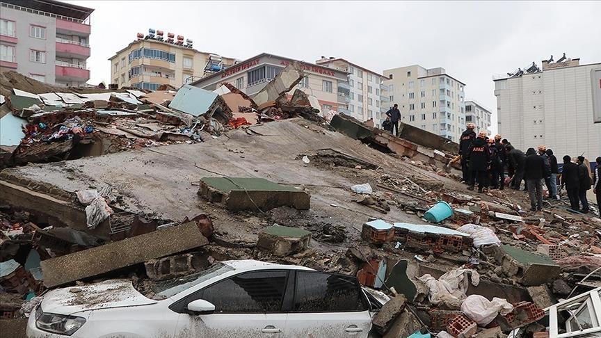 الرئيس التركي يعلن حالة الطوارئ في المناطق المنكوبة جراء الزلزال