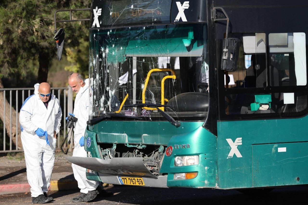 حافلة للمستوطنين تضررت رشقاً بالحجارة قرب بلدة عزون بالضفة الغربية المحتلة