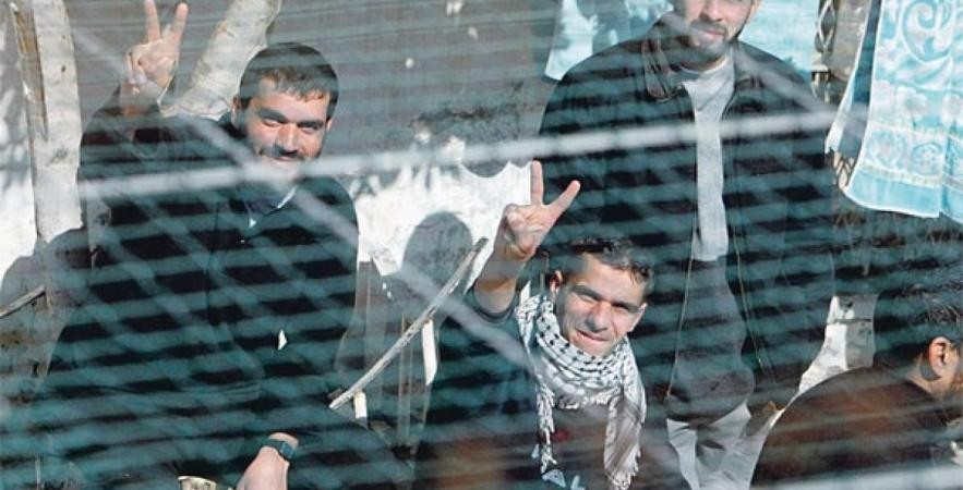 الأسرى الفلسطينيون  يواصلون العصيان الجماعي لليوم السابع ضد إدارة سجون الاحتلال
