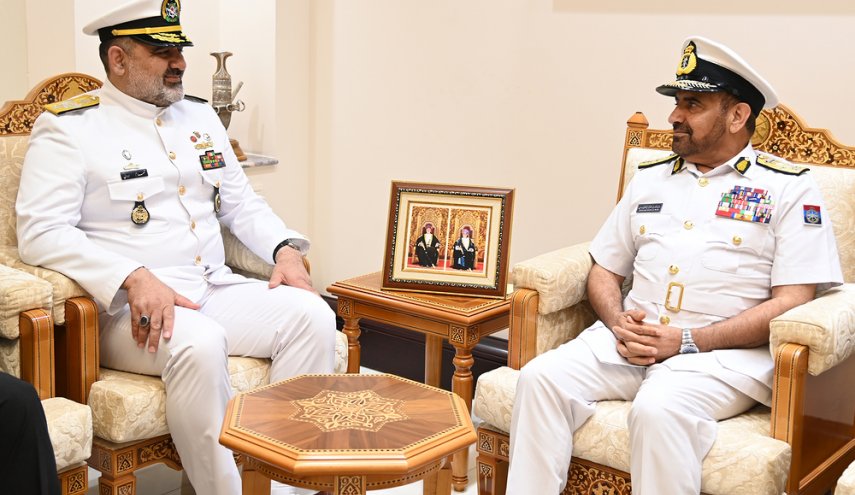 رئيس اركان القوات العُمانية يستقبل قائد القوة البحرية للجيش الايراني