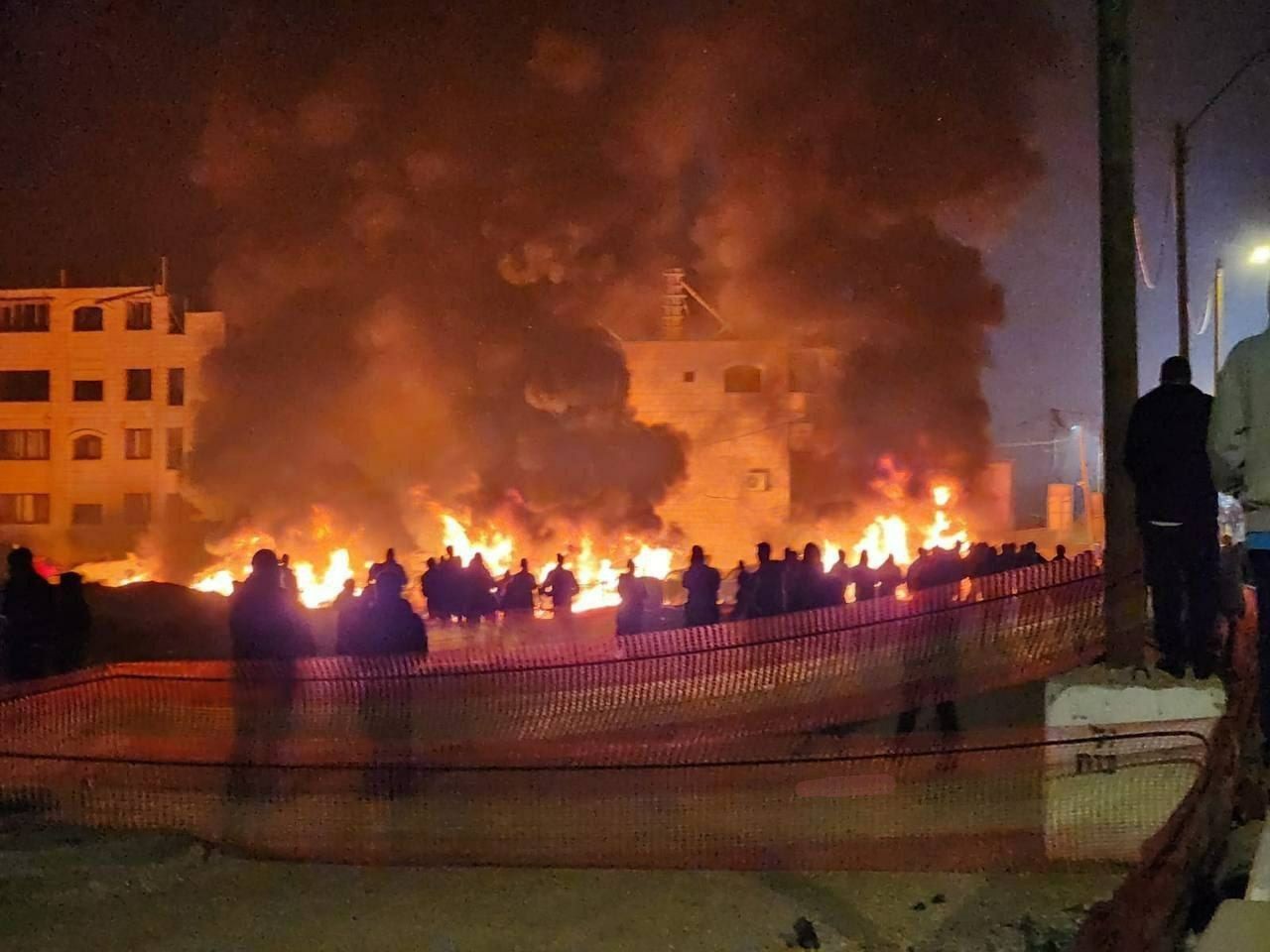 شهید و 390 إصابة.. مستوطنون يحرقون عشرات منازل الفلسطينيين في بلدة حوارة جنوب نابلس