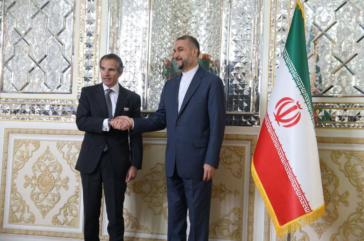 وزير الخارجية الايراني يستقبل المدير العام للذرية الدولية