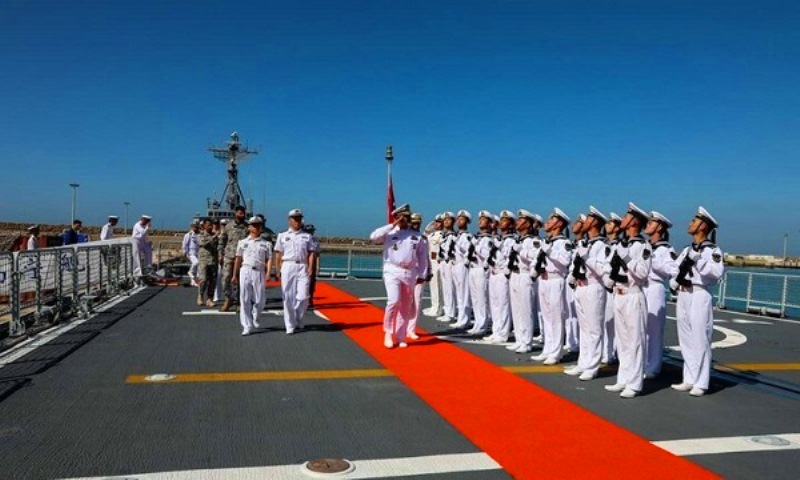 قائد البحرية الإيرانية يتفقد المدمرات الروسية والصينية تلبية لدعوة قادة المجموعتين