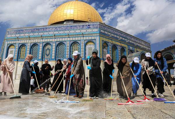 فلسطينيات يتطوعن لتنظيف باحات المسجد الأقصى استعدادا لشهر رمضان المبارك  