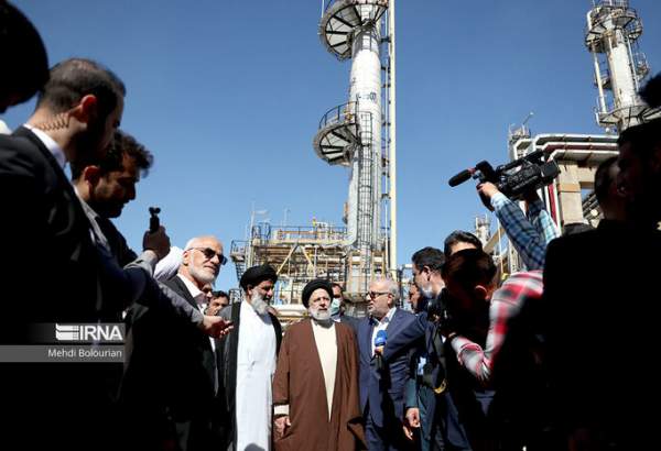  ایرانی صدر مملکت کا جنوبی شہر آبادان ریفائنری میں ایک نئے توسیعی منصوبے کا افتتاح