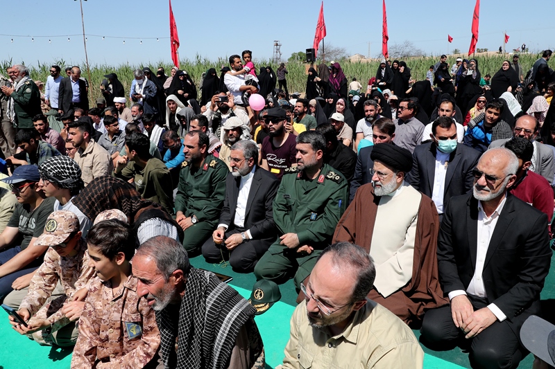 الرئيس الايراني يقيم صلاة الظهر في حشود المشاركين بقوافل سالكي طريق النور