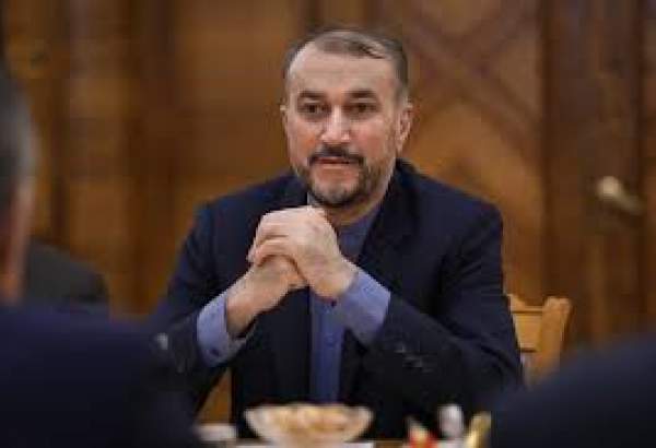 Le ministre iranien des AE discute des liens et de la région avec ses homologues émiratis et koweïtiens